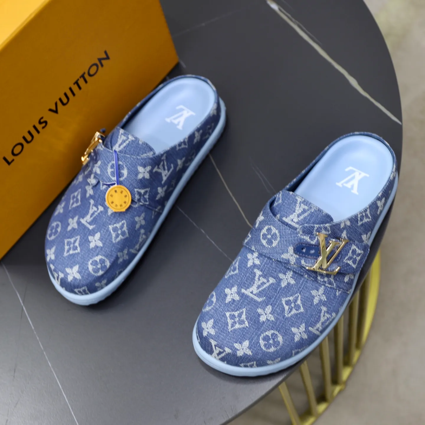 Ex-factory price: 520💰🙅‍♂️🙅‍♂️🙅‍♂️Birkenstock Brand: LV Louis Vuitton Standard code: 38-45 (cowhide lining) Grade: Same as the official website Material: Original presbyopic fabric design Original rubber wear-resistant molded outsole Style category: Men's fashion sandals Distinguished luxury brand elements Top luxury Color: Actual picture color